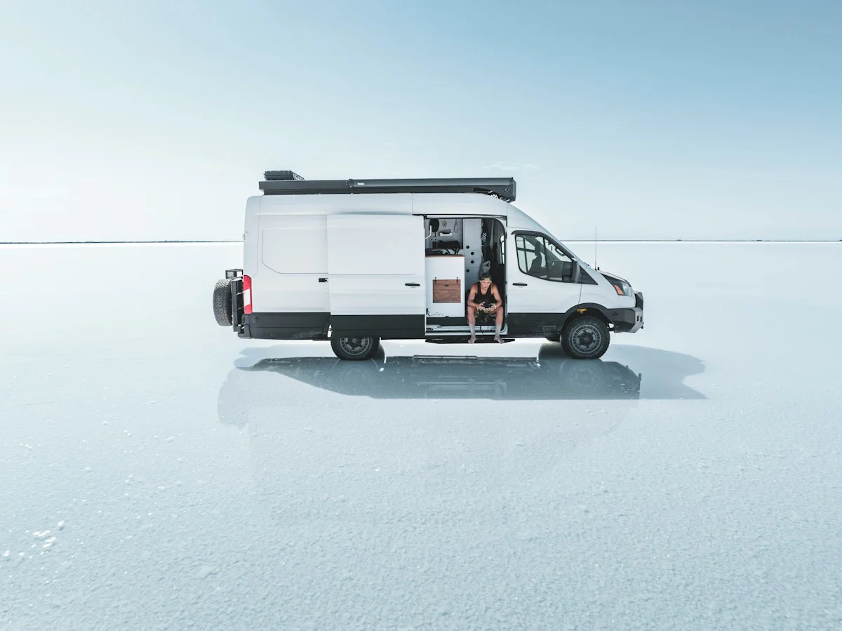 Witte bestelbus met open schuifdeur