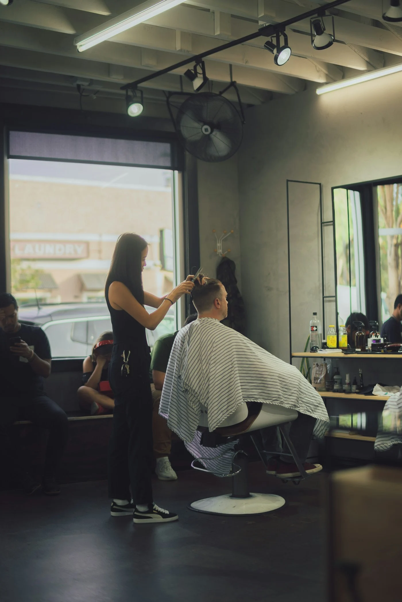 Kapster knipt een klant in een kapsalon