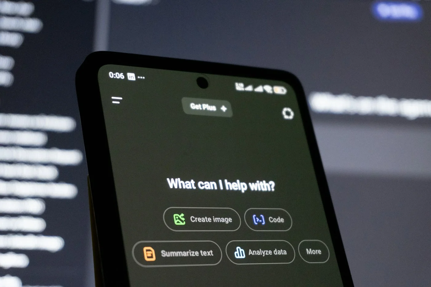 Smartphone met het scherm van een AI-chatbot
