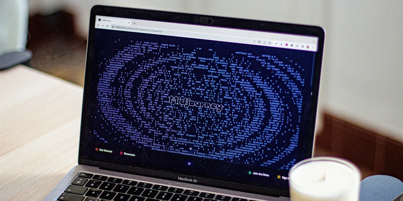 Laptop met een abstracte AI-visualisatie op het scherm