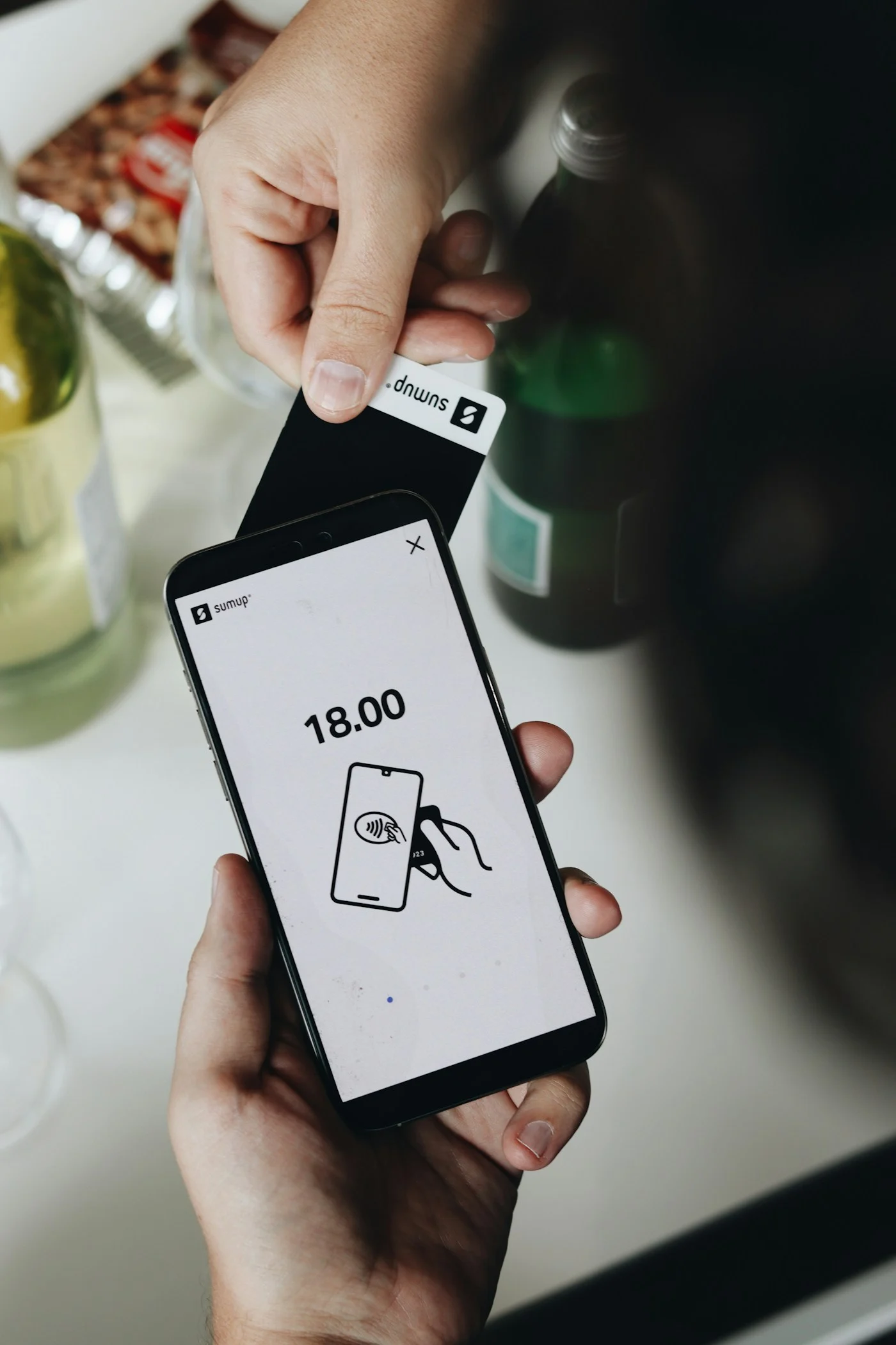 Iemand betaalt contactloos met een smartphone